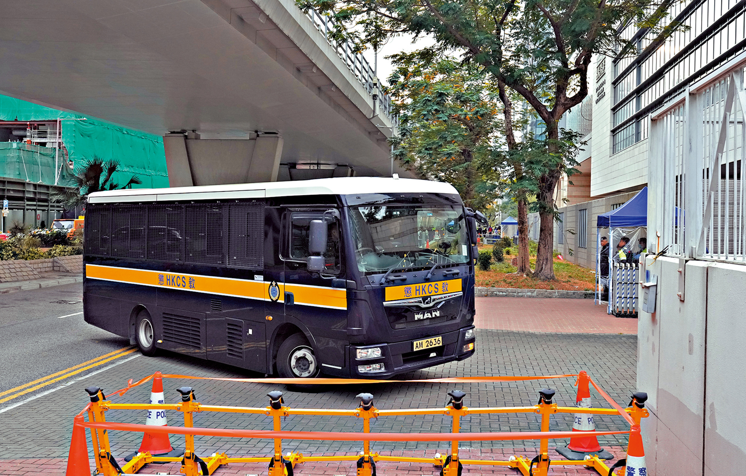 　　圖：「支聯會」煽動顛覆國家政權案昨日開審。圖為囚車駛入法院。\大公報記者林少權攝