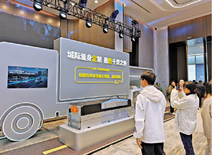 　　圖：電池新品受到現場專業觀眾的關注。\大公報記者帥誠攝