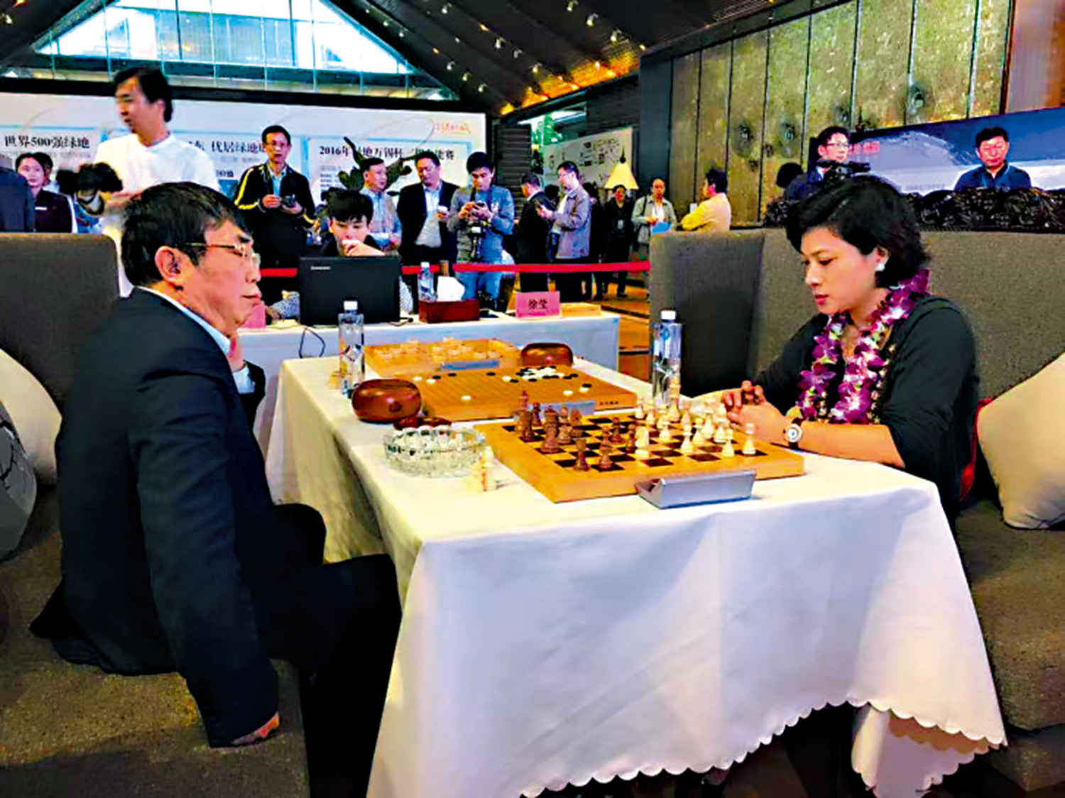 　　圖：本文作者（右）與聶衛平對弈。\作者供圖