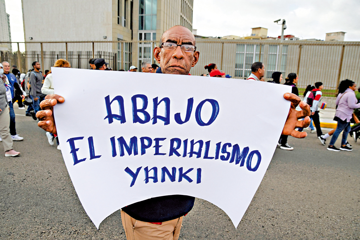 　　圖：古巴男子在美國大使館外舉着寫有「打倒美國帝國主義」的標語牌。\路透社