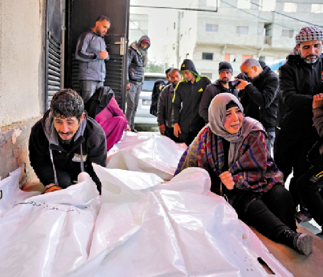 　　圖：加沙中部的阿克薩醫院內堆滿了被以軍炸死的屍體，他們的親人在旁痛哭。\美聯社