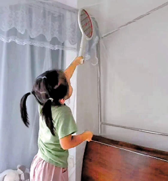 　　圖：廣東基孔肯亞熱疫情高發期間，一名兒童在打蚊子。\受訪者供圖