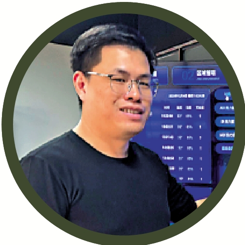 　　圖：岑偉涵展示其團隊研發的蚊媒監測系統。\大公報記者盧靜怡攝