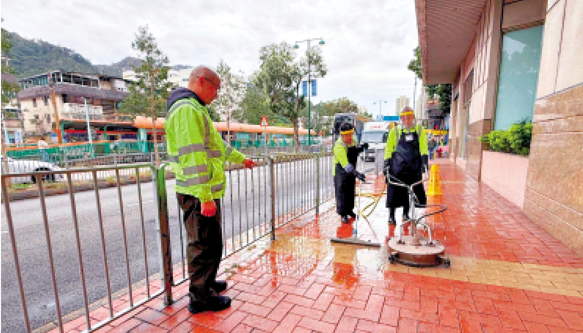 　　圖：配備高速清洗盤的清潔工人，正加強清洗街道。