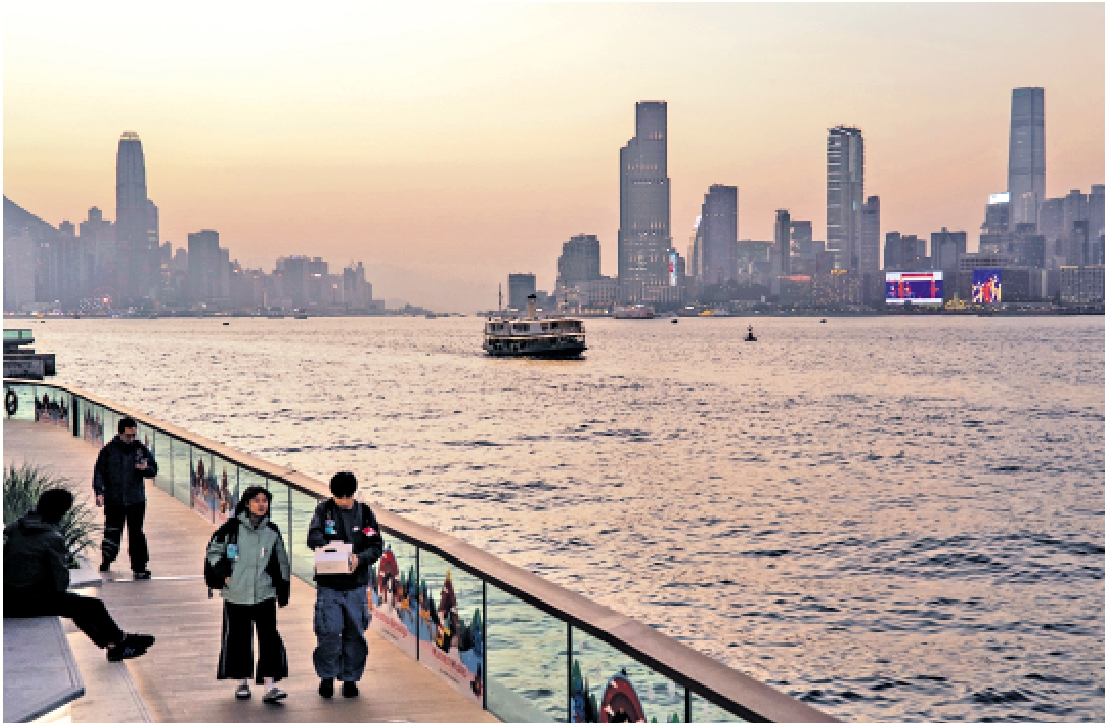 　　圖：一月七日傍晚，香港天清氣朗，維多利亞港夕陽美景迷人。/中新社