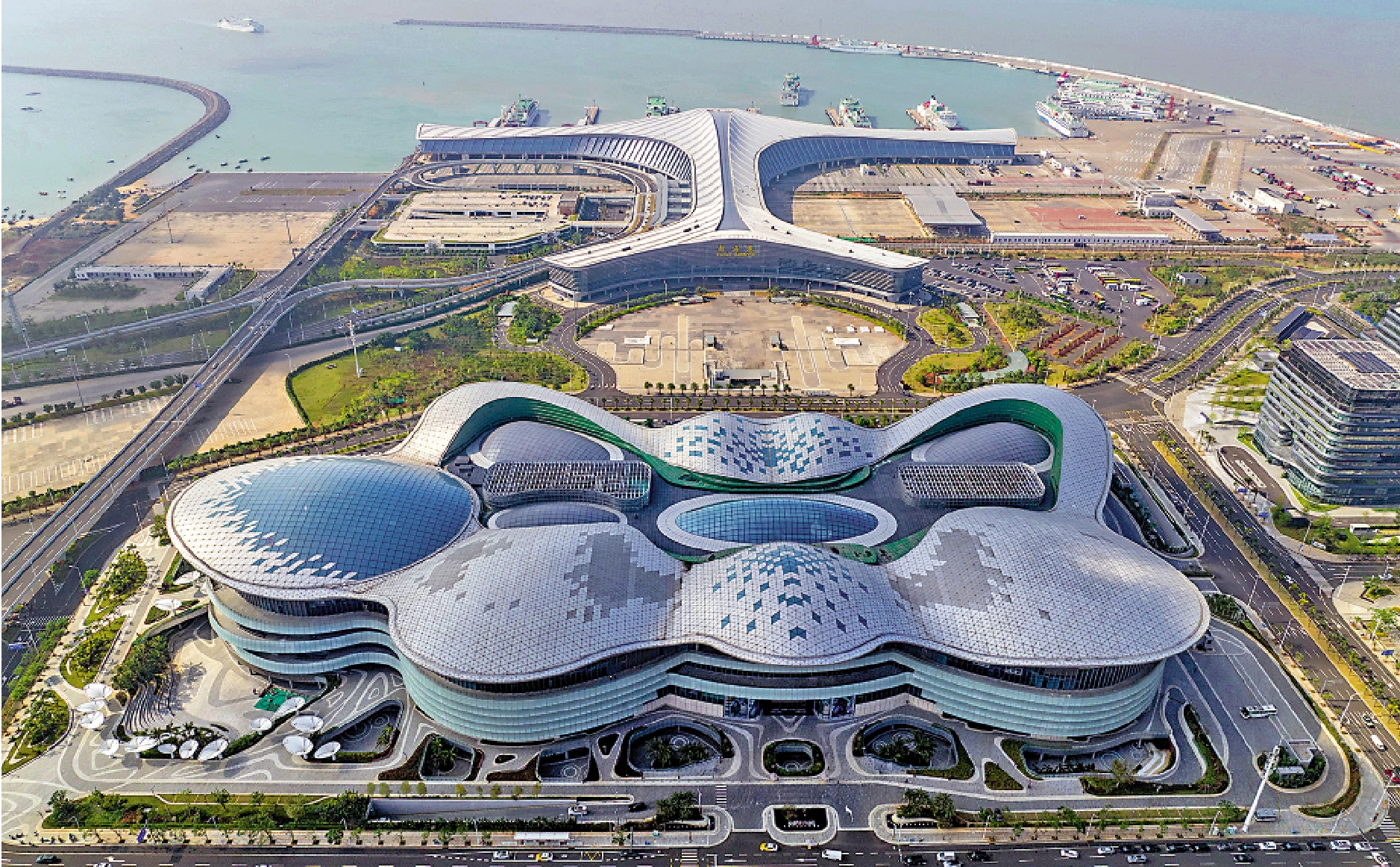 　　圖：海南自貿港的封關運作為中東國家企業進入中國市場提供了新機遇。圖為海口國際免稅城和海口新海港客運樞紐。