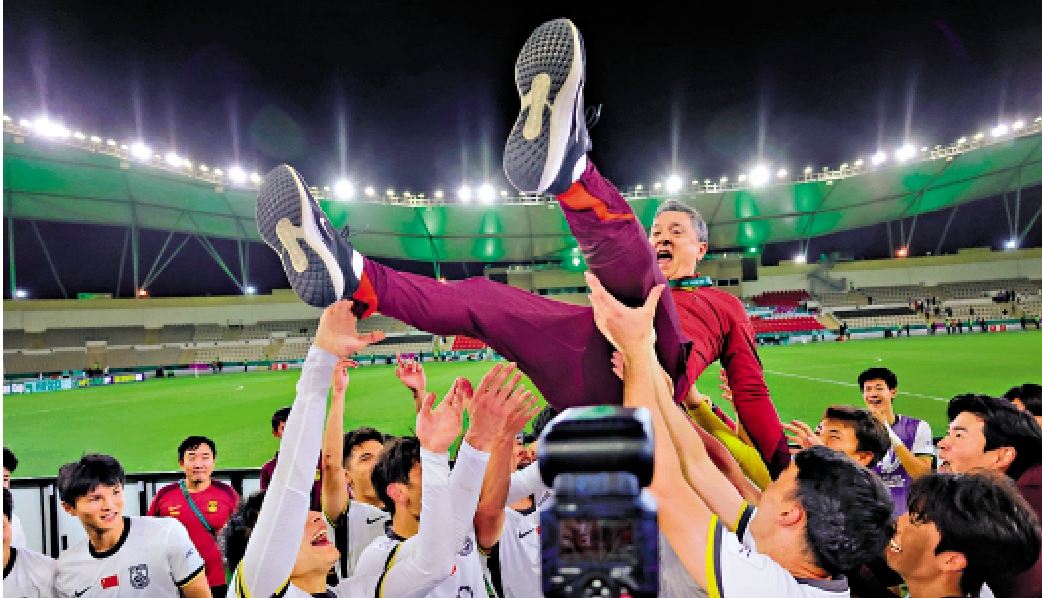 　　圖：U23國足主帥安東尼奧（上）在球隊4強擊敗越南隊後，被球員拋起慶祝。