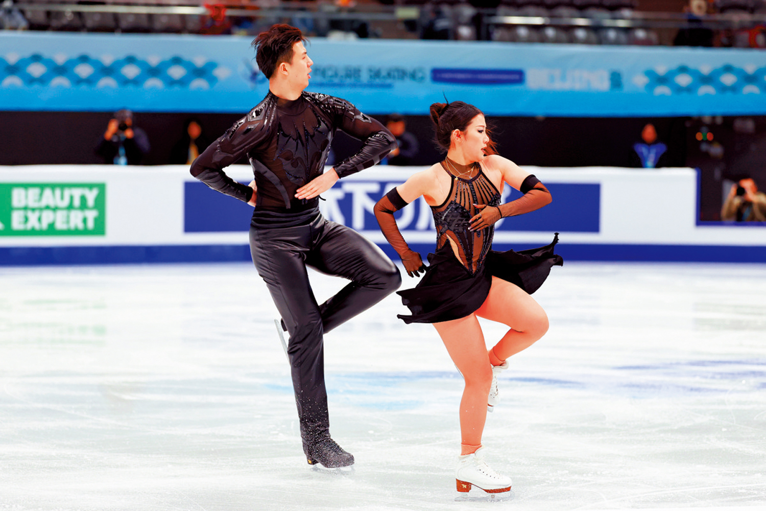 　　圖：王詩玥（右）與柳鑫宇在冰舞自由舞比賽中。\中新社