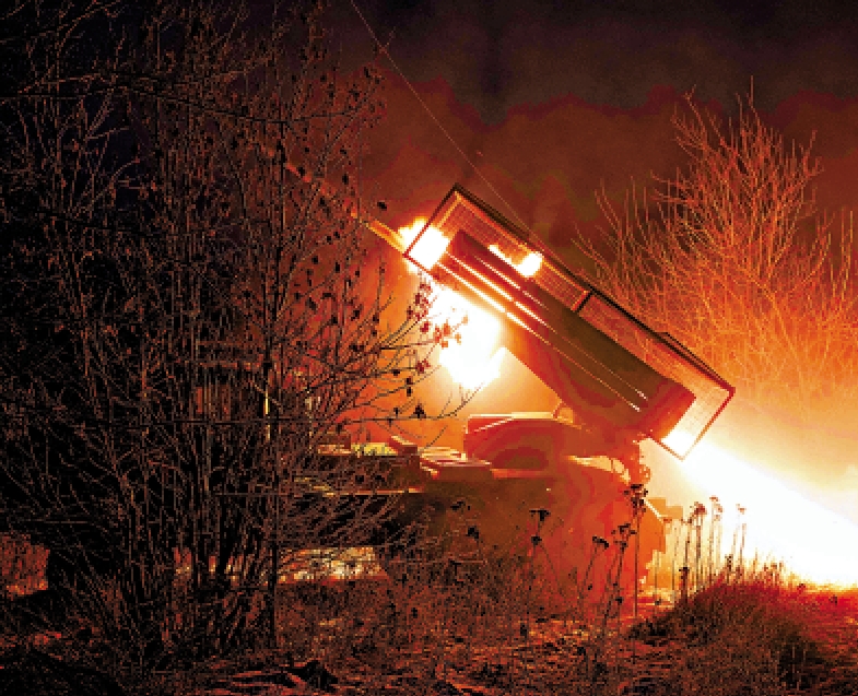 　　圖：烏軍21日在頓巴斯地區向俄軍陣地開火。\法新社