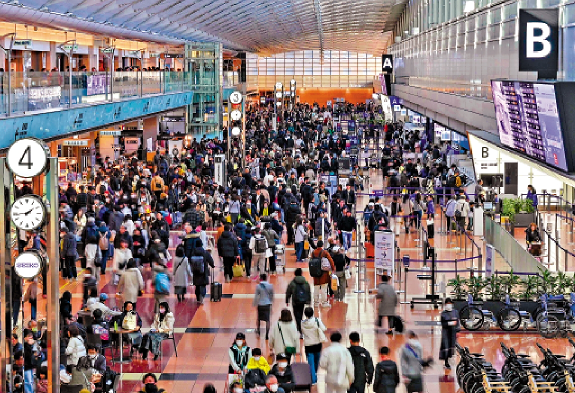 　　圖：東京羽田機場內人潮湧動。\法新社