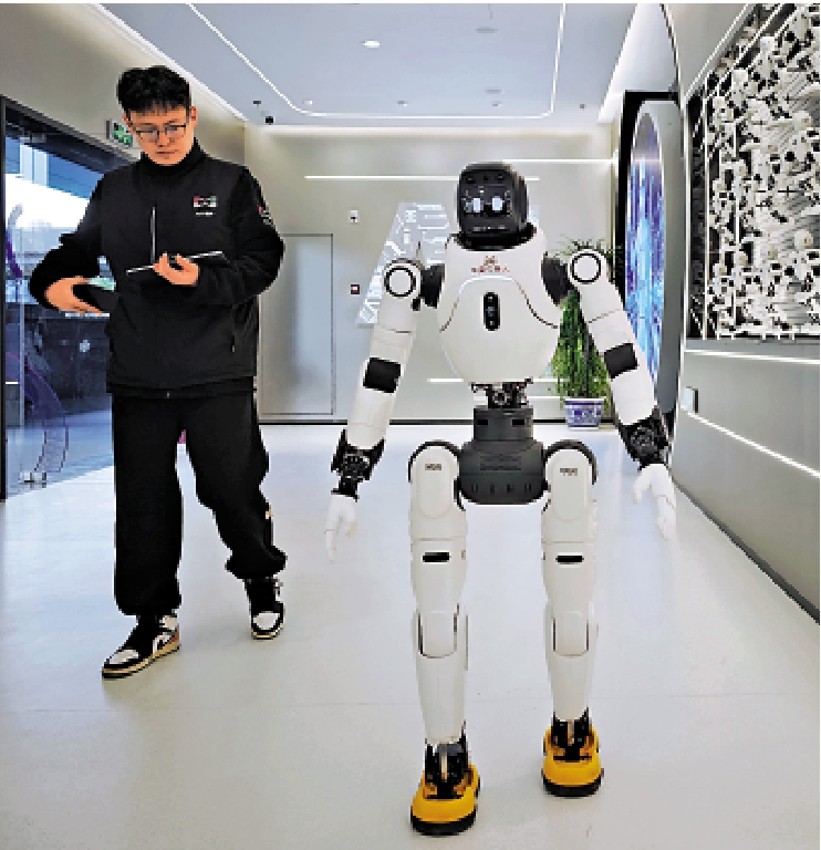 　　圖：中國AI專利有效量居全球前列。圖為南京的智能機器人在進行展示。\中新社