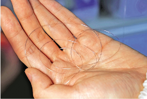 　　圖：復旦大學新研發的「纖維芯片」。\新華社