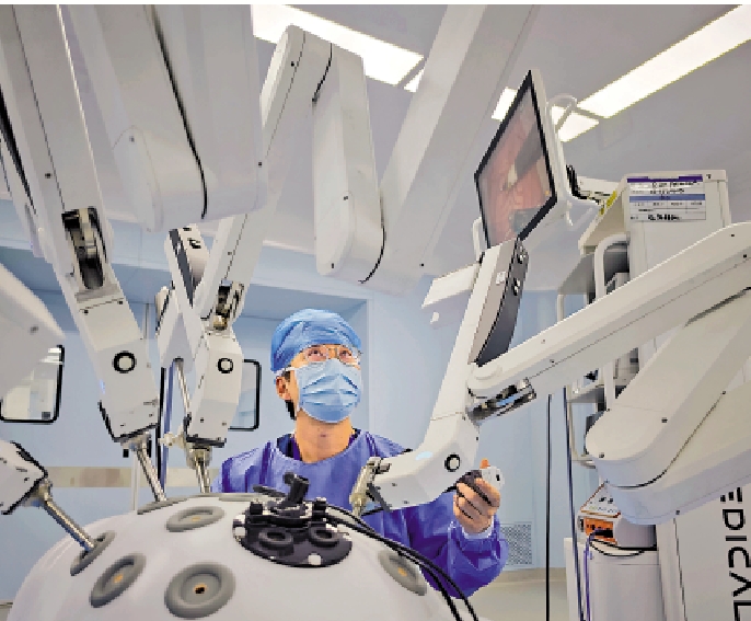 　　圖：內地醫學技術等領域的有效發明專利增速最快。圖為內地企業的手術機器人。\中新社