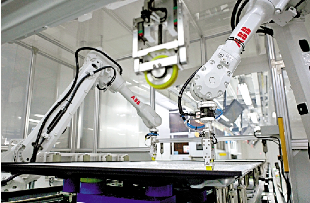 　　圖：工業機器人在山東青島海信視像工廠智能裝配線上忙碌。\新華社