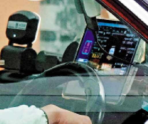 　　圖：部分的士司機使用分屏功能，將畫面「一開四」，方便搶單，但潛在安全風險。\大公報記者黃洋港攝