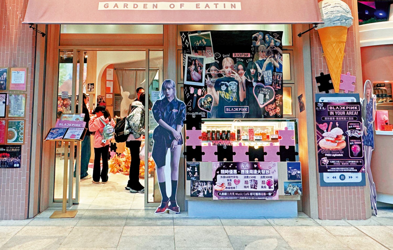 　　圖：啟德體育園內一家簡餐店設BLACKPINK紙板人、海報和拼圖裝飾，吸引歌迷入內光顧打卡。