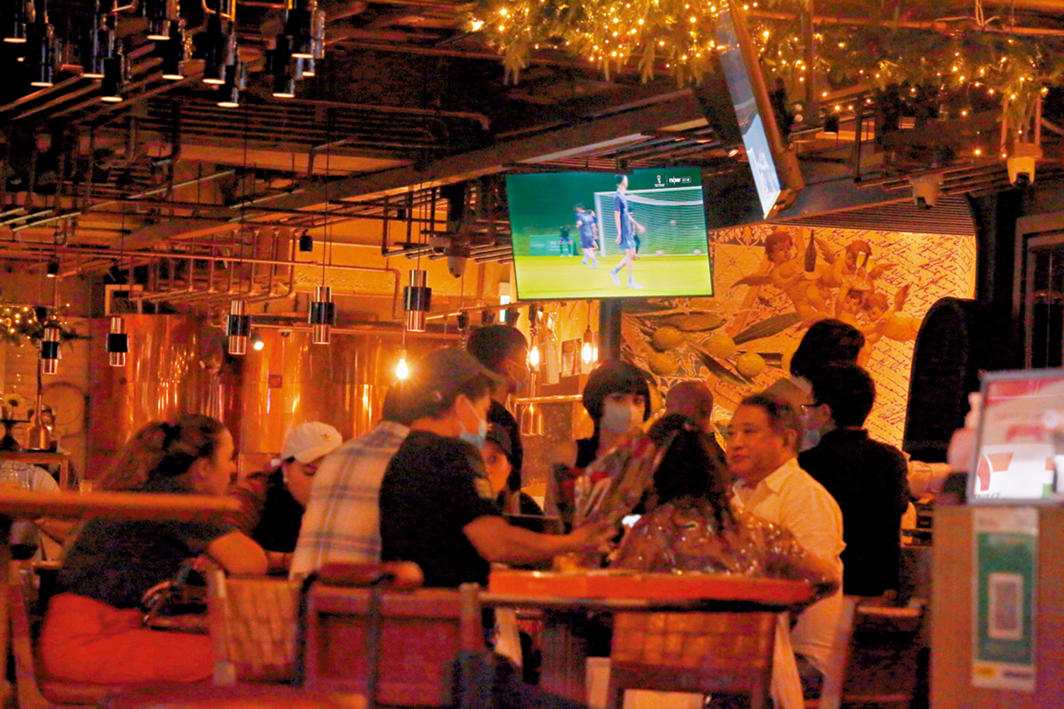 　　圖：有議員建議推出「夜間電子消費券」，讓香港市民可以在晚上9時或9時半後使用。