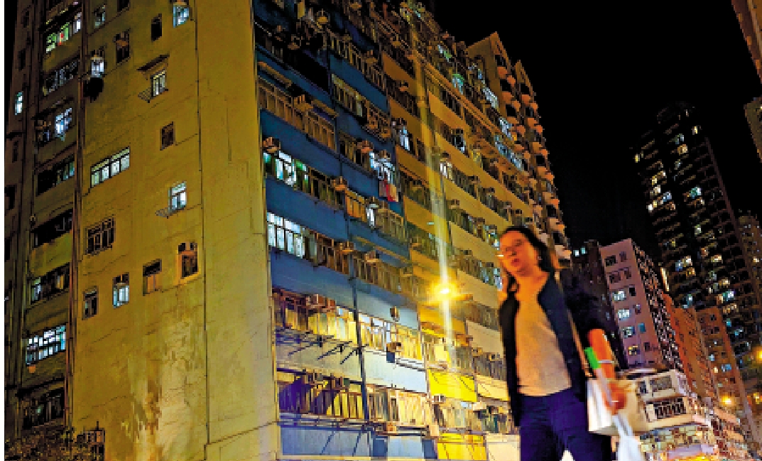 　　圖：有逾百間劏房的長沙灣義華大廈去年被收購，新業主稱須配合新例整改，要求租戶三月前退租。