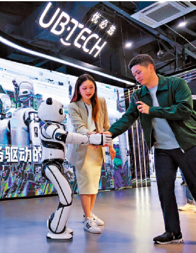　　圖：深港產業協同提質增效，攻關核心關鍵技術如魚得水。在深圳市優必選科技股份有限公司展廳，觀眾與機器人「優悠」握手。