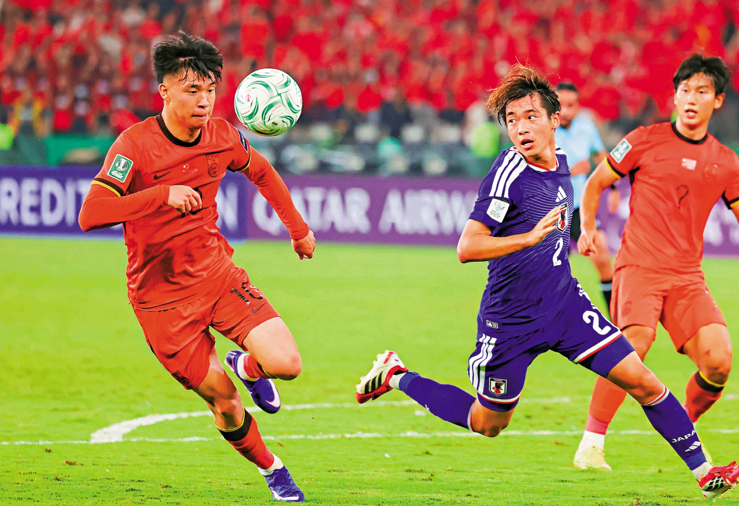 　　圖：中國隊球員王鈺棟（左）在比賽中。\新華社