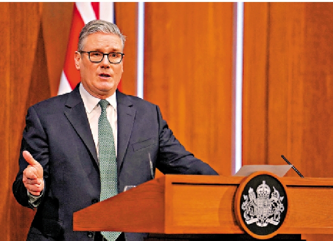 　　圖：英國首相斯塔默要求特朗普就有關北約盟軍在阿富汗戰場未上前線的言論道歉。\路透社