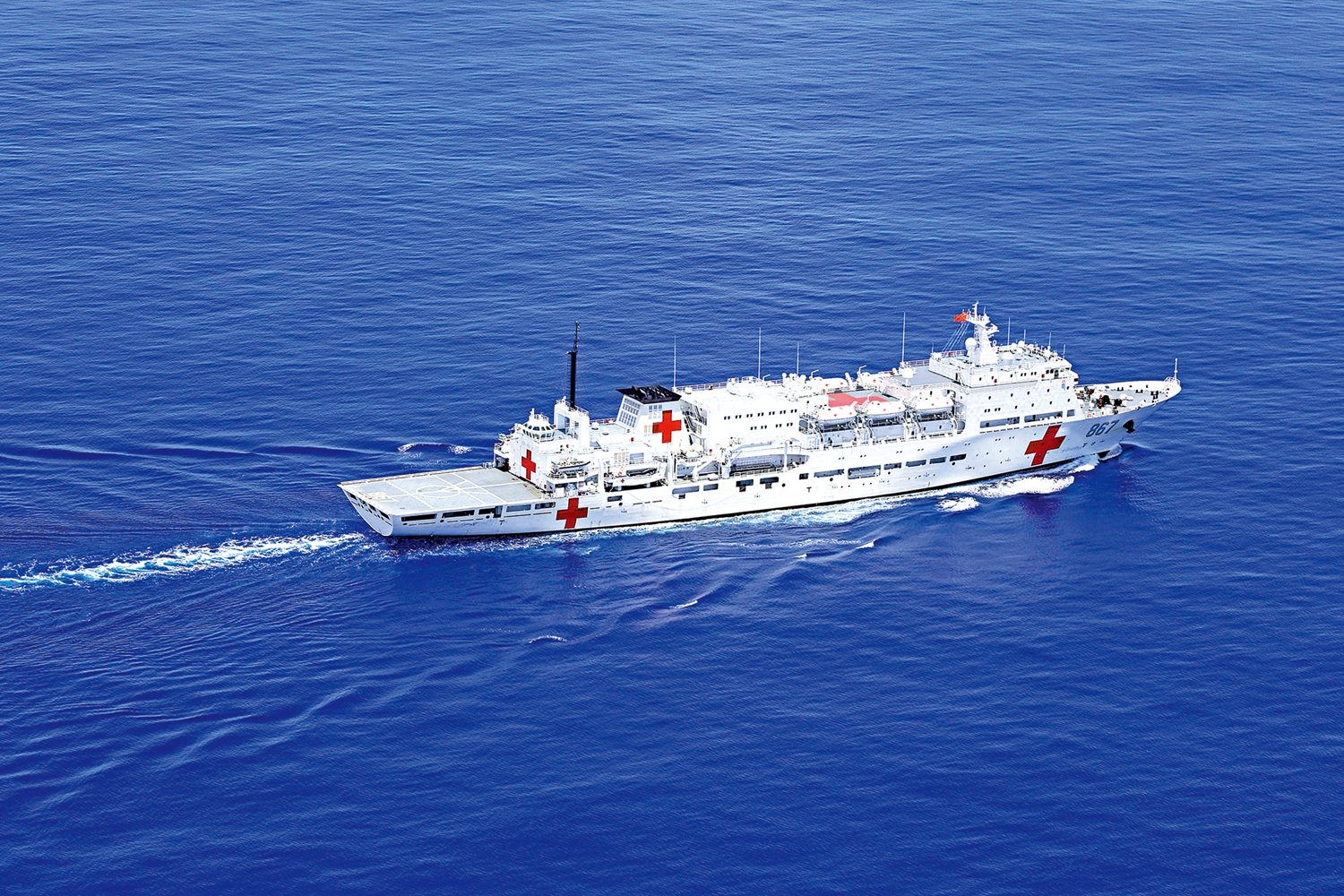 　　圖：中國海軍「絲路方舟」號醫院船航行在太平洋上。
