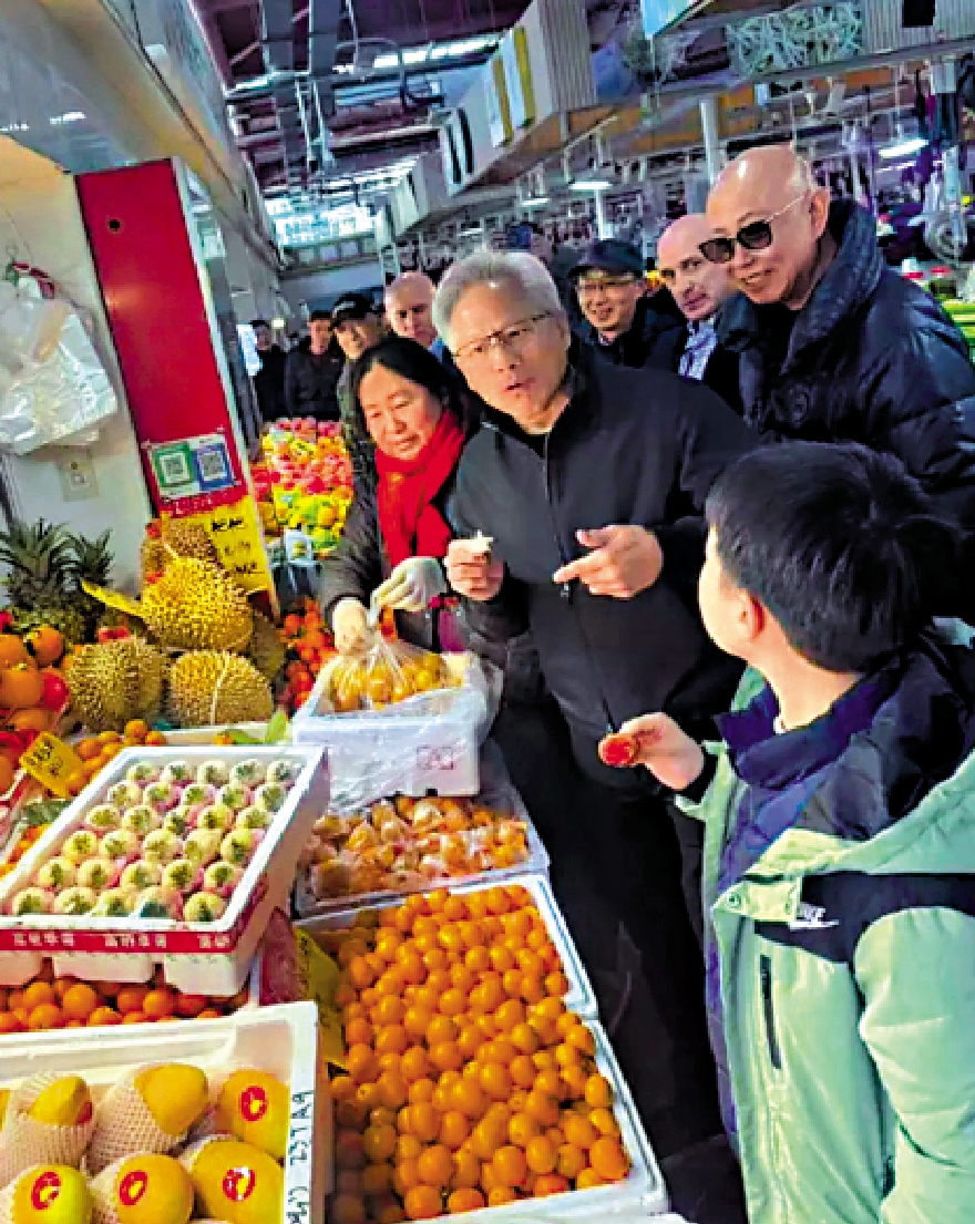 　　圖：24日下午，黃仁勳現身上海陸家嘴街道乳山路錦德菜市場。\視頻截圖