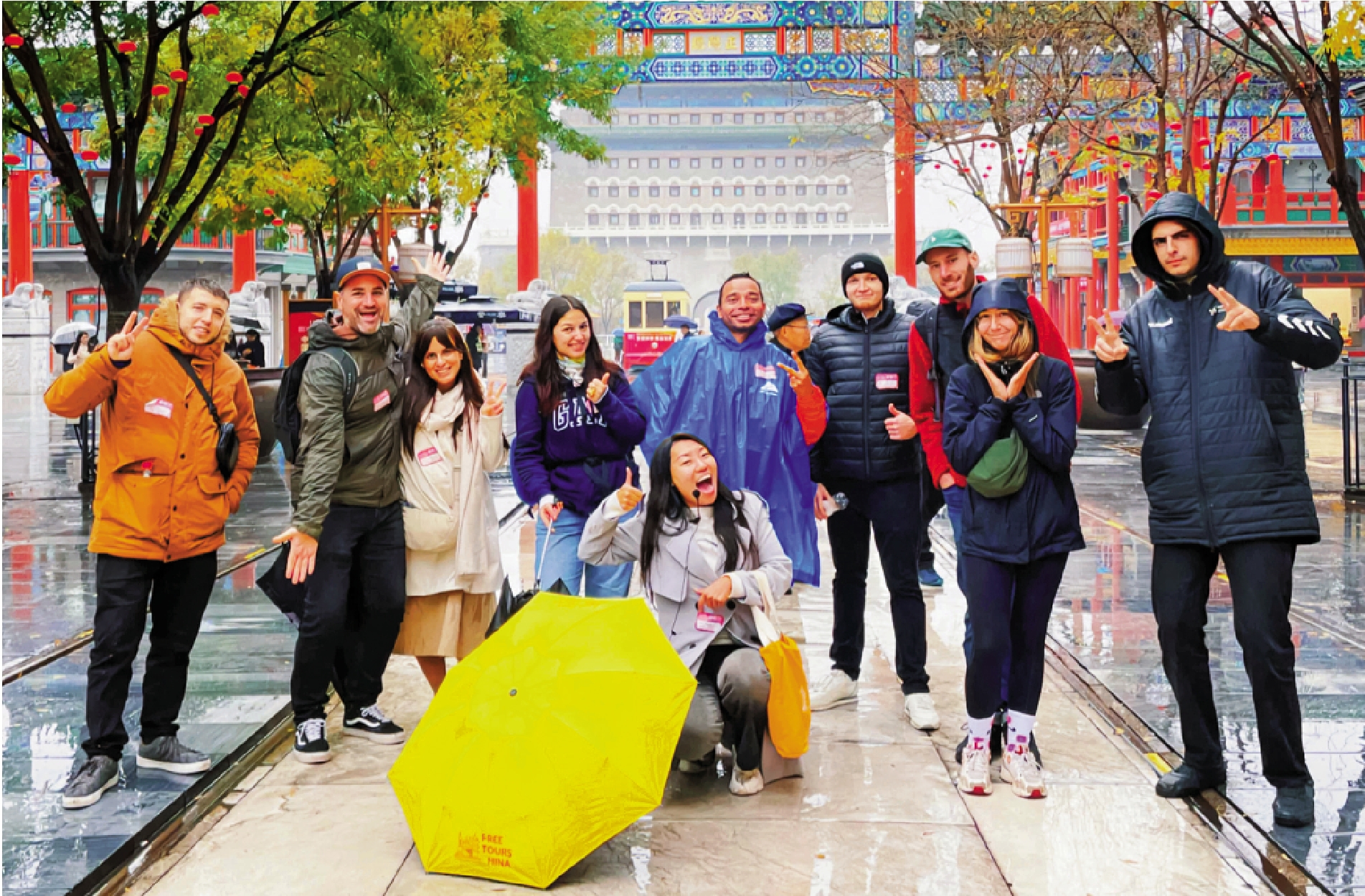 　　圖：自2024年成為世界遺產以來，北京中軸線正不斷煥發全新的生機與魅力。圖為外國遊客在北京前門大街合影。\新華社