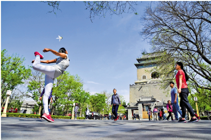 　　圖：自2024年成為世界遺產以來，北京中軸線正不斷煥發全新的生機與魅力。圖為居民在鐘鼓樓旁休閒娛樂。\受訪者供圖
