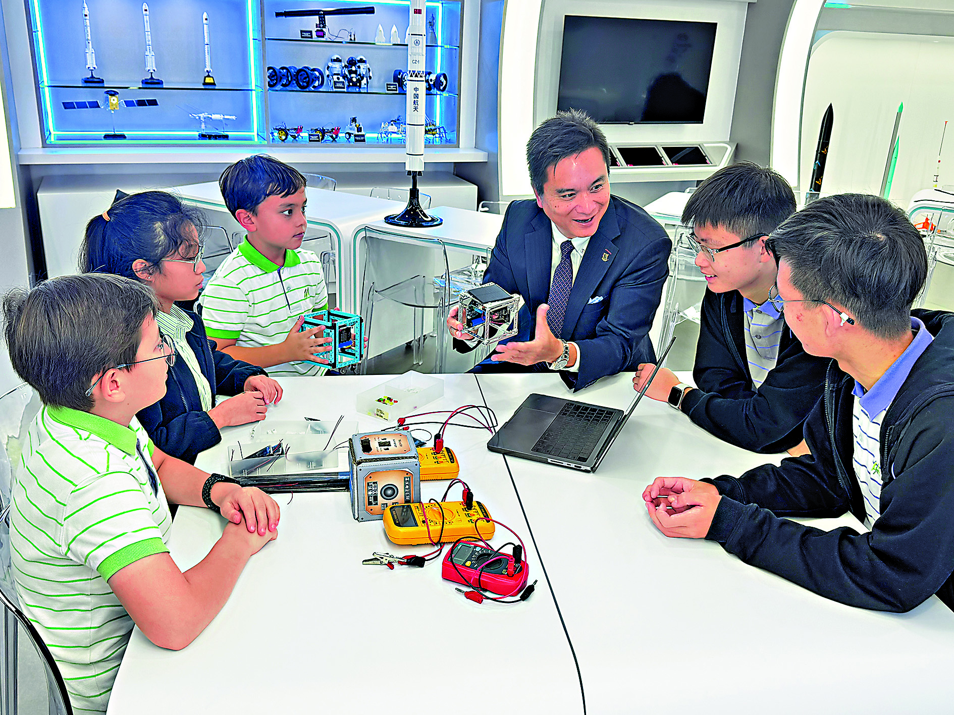 　　圖：林克忠表示，高小至初中有系統的航天教育課程，有助年輕人發展成長型思維。圖為林克忠與學生們交流。