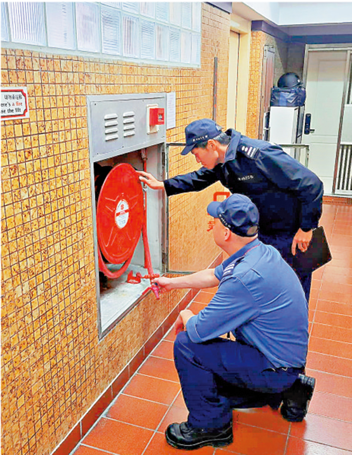 　　圖：消防處不時派員巡查不同樓宇，消除安全隱患。 