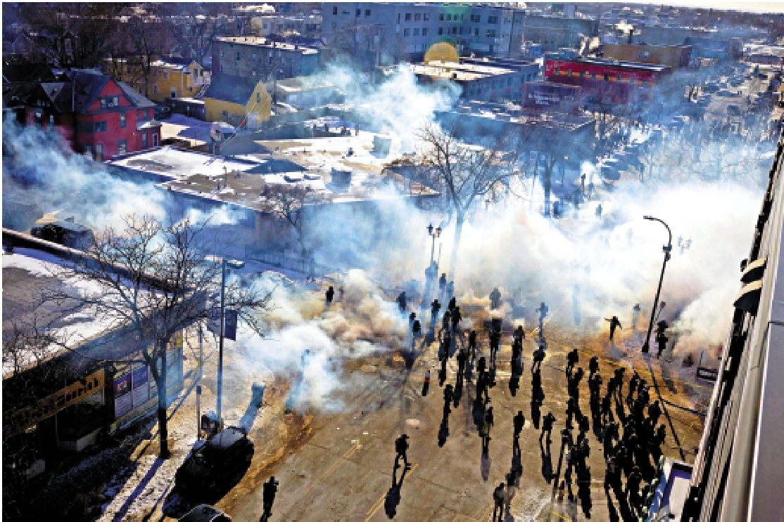 　　圖：美國聯邦特工24日在明尼阿波利斯使用催淚彈等武器驅散示威人群。\美聯社