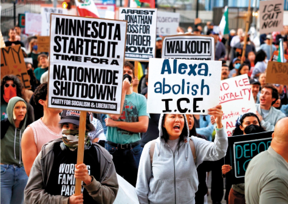 　　圖：美國民眾24日在洛杉磯示威，反對特朗普政府的移民執法行動。\美聯社