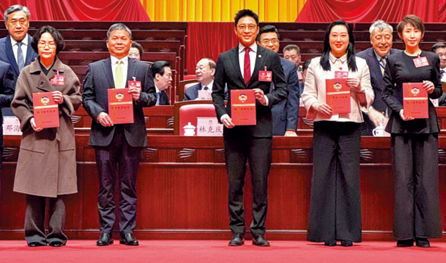 　　圖：廣東省政協表彰2025年優秀提案，多名港區委員受表彰。圖為霍啟山（右三）等上台領取榮譽證書。\受訪者供圖