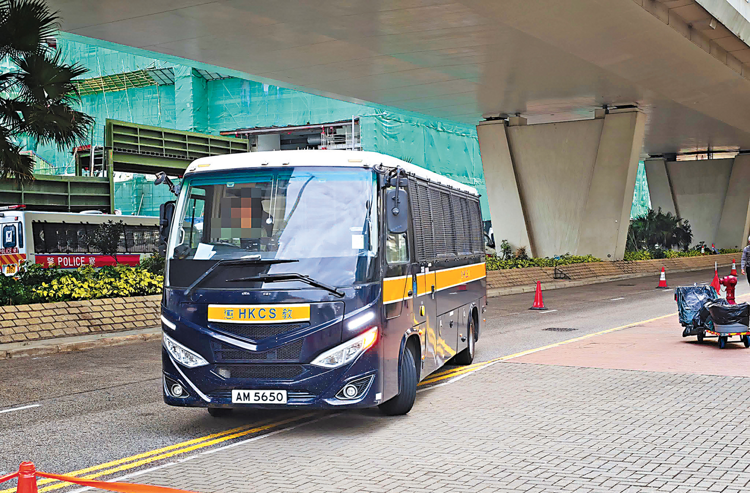 　　圖：「支聯會」煽動顛覆國家政權案，昨日續審。圖為囚車駛入法院。\大公文匯全媒體記者劉鴻霖攝