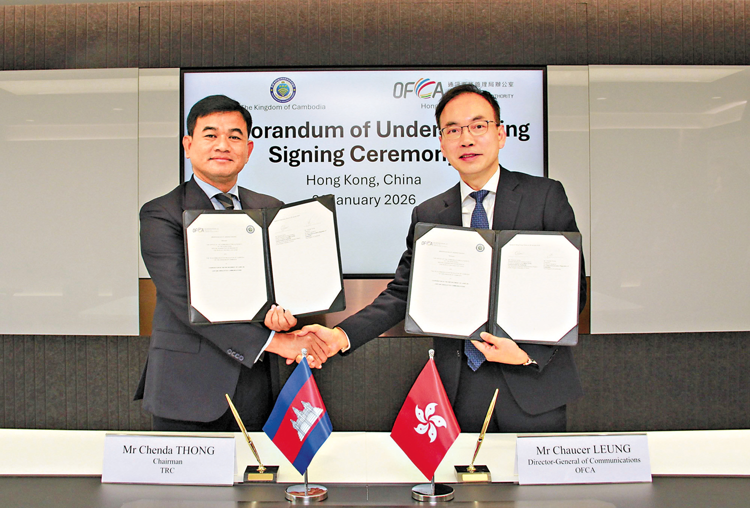 　　圖：通訊事務總監梁仲賢（右）與TRC主席Chenda Thong（左）在簽署儀式合照。