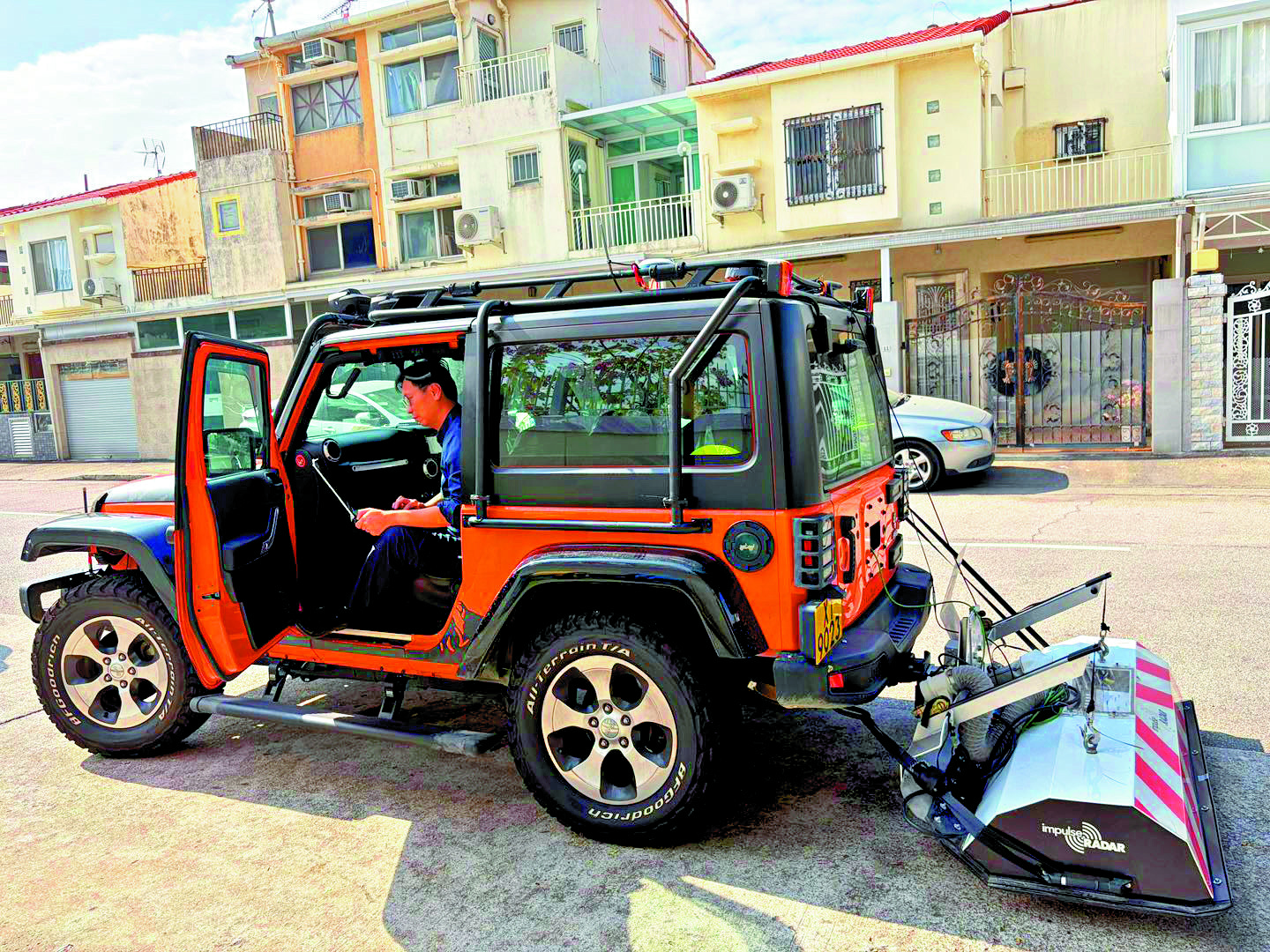 　　圖：專家小組成員使用載有透地雷達的多通道陣列式車，採集錦綉花園地底狀況數據。