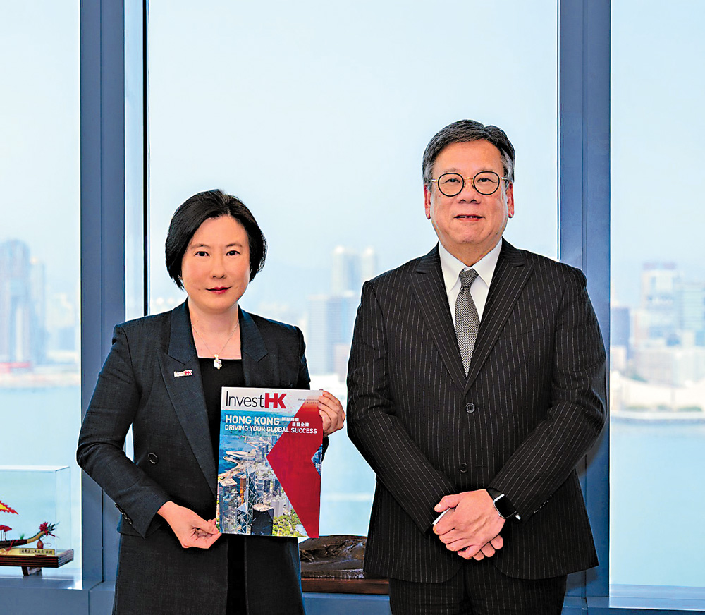 　　圖：丘應樺（右）表示，特區政府將持續創造更有利的營商環境，促進外來直接投資和企業落戶。