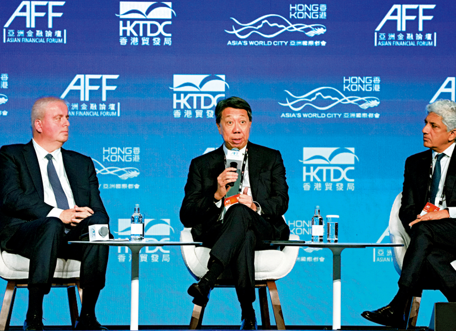 　　圖：洪丕正（中）指出，資產配置多元化已成趨勢，香港需在全球資產多元化配置浪潮中發揮獨特作用。