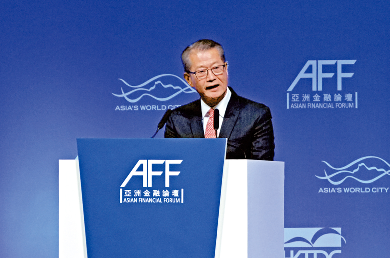 　　圖：陳茂波表示，目前有逾400家企業排隊在港上市集資。