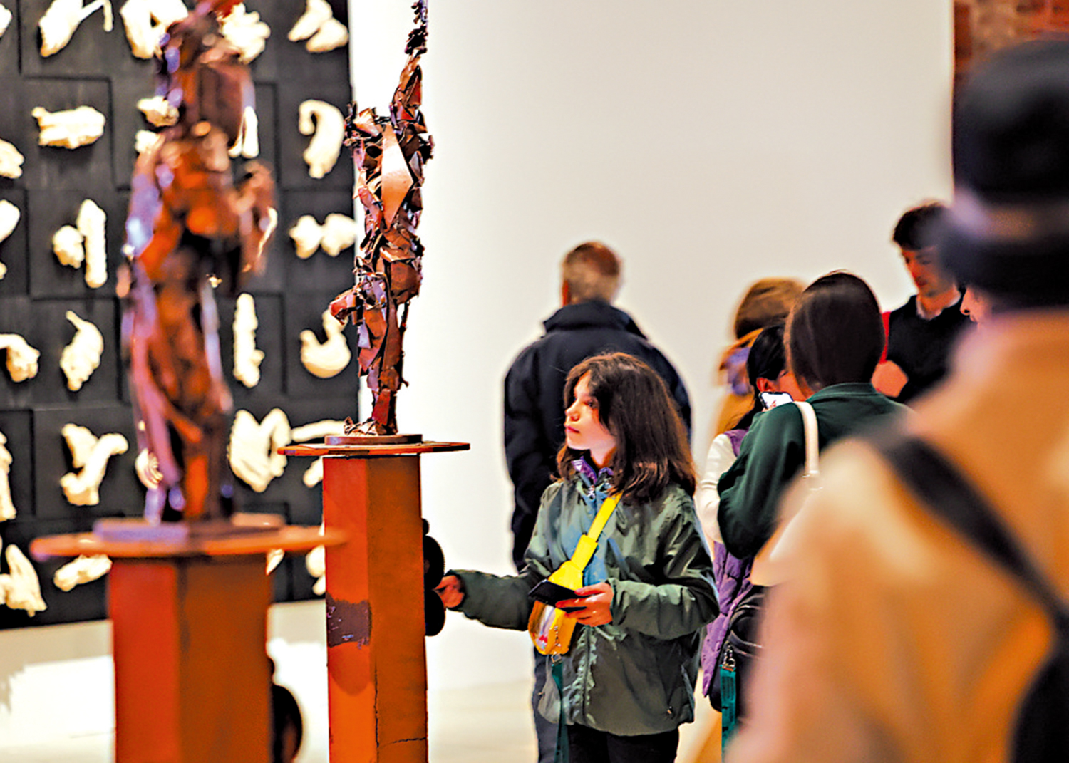 　　圖：觀眾參觀第六十屆威尼斯雙年展中國國家館展覽。\新華社