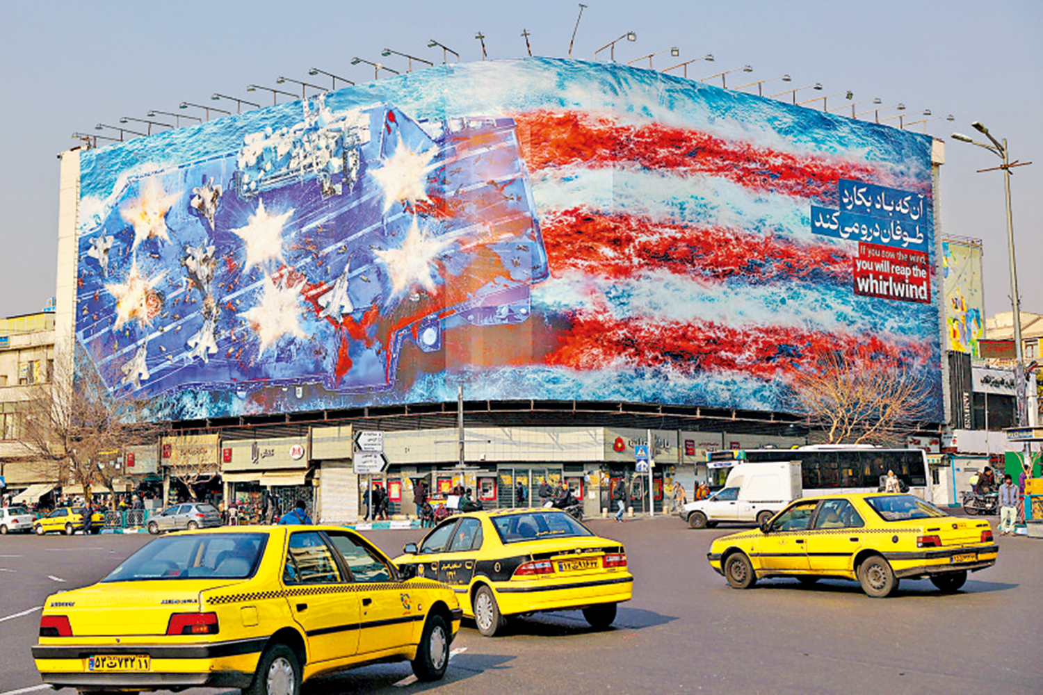 　　圖：德黑蘭市中心廣場一幅新壁畫26日揭幕，配有標語：「種下風者，必收穫風暴」。\路透社