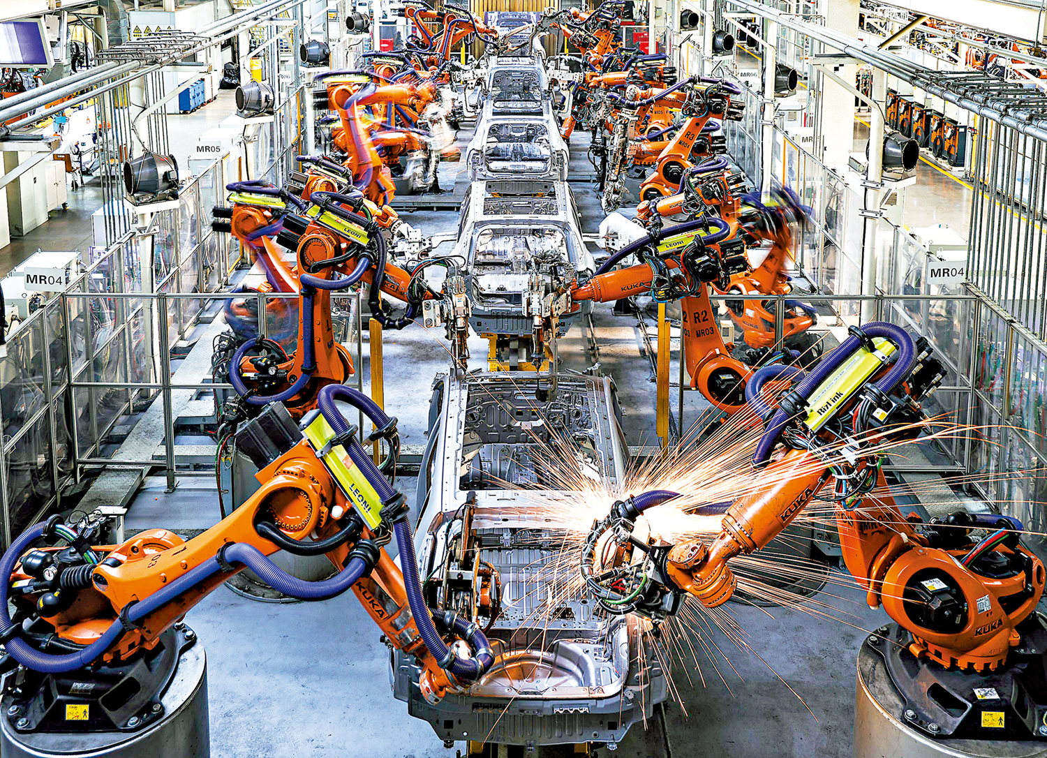 　　圖：最新發布的廣東省政府工作報告提到，加快推進科技創新和產業創新深度融合，「深圳—香港—廣州」創新集群躍居全球首位。圖為廣州番禺廣汽智聯新能源產業園的埃安智慧產線。\新華社