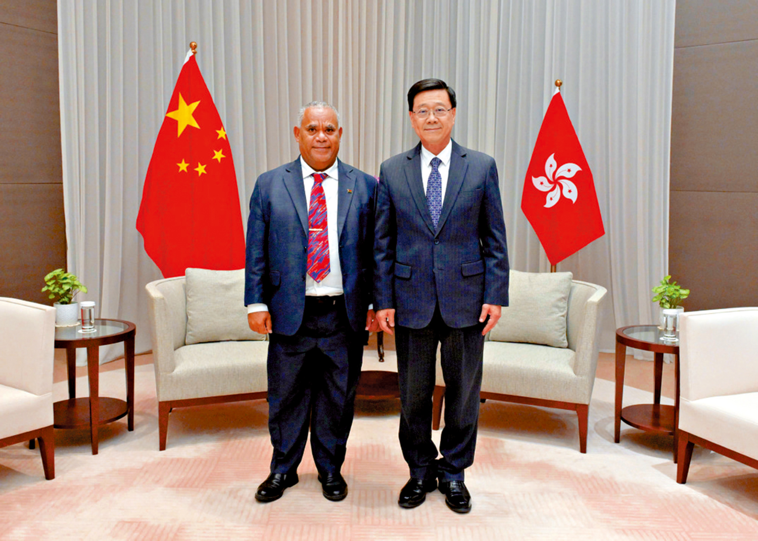 　　圖：行政長官李家超昨日與瓦努阿圖總理喬撒姆·納帕特會面，就共同關注的議題交流意見。