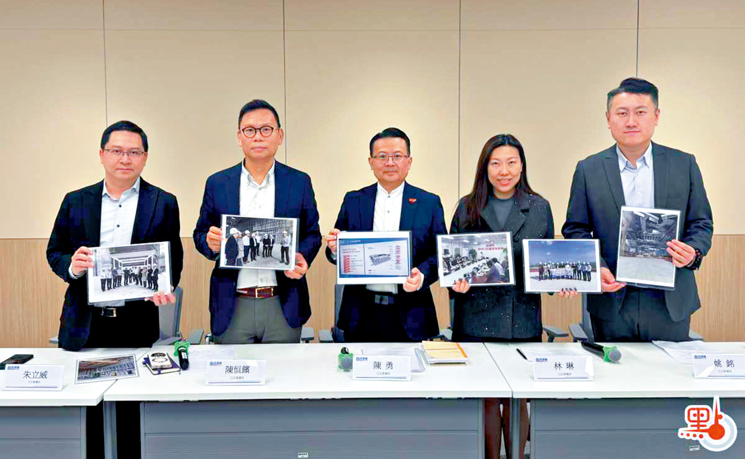 　　圖：民建聯多名人大代表、立法會議員昨日匯報新皇崗口岸項目的考察結果及建議。\大公文匯全媒體記者陳子萌攝