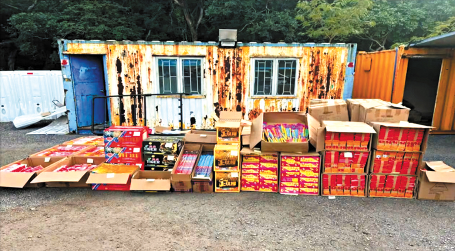 　　圖：警方是次檢獲的煙花，包括有龍吐珠、擦炮及炮仗等。