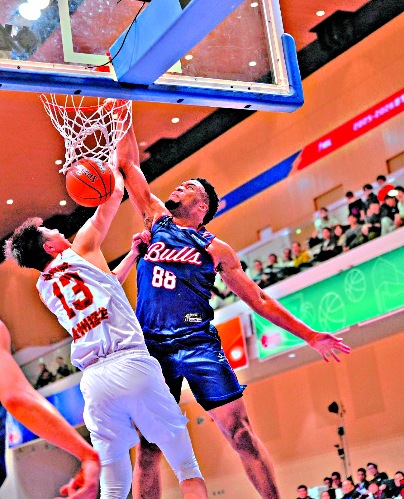 　　圖：金牛男籃球員阿諾斯克（右）錄得全場最高的19分。