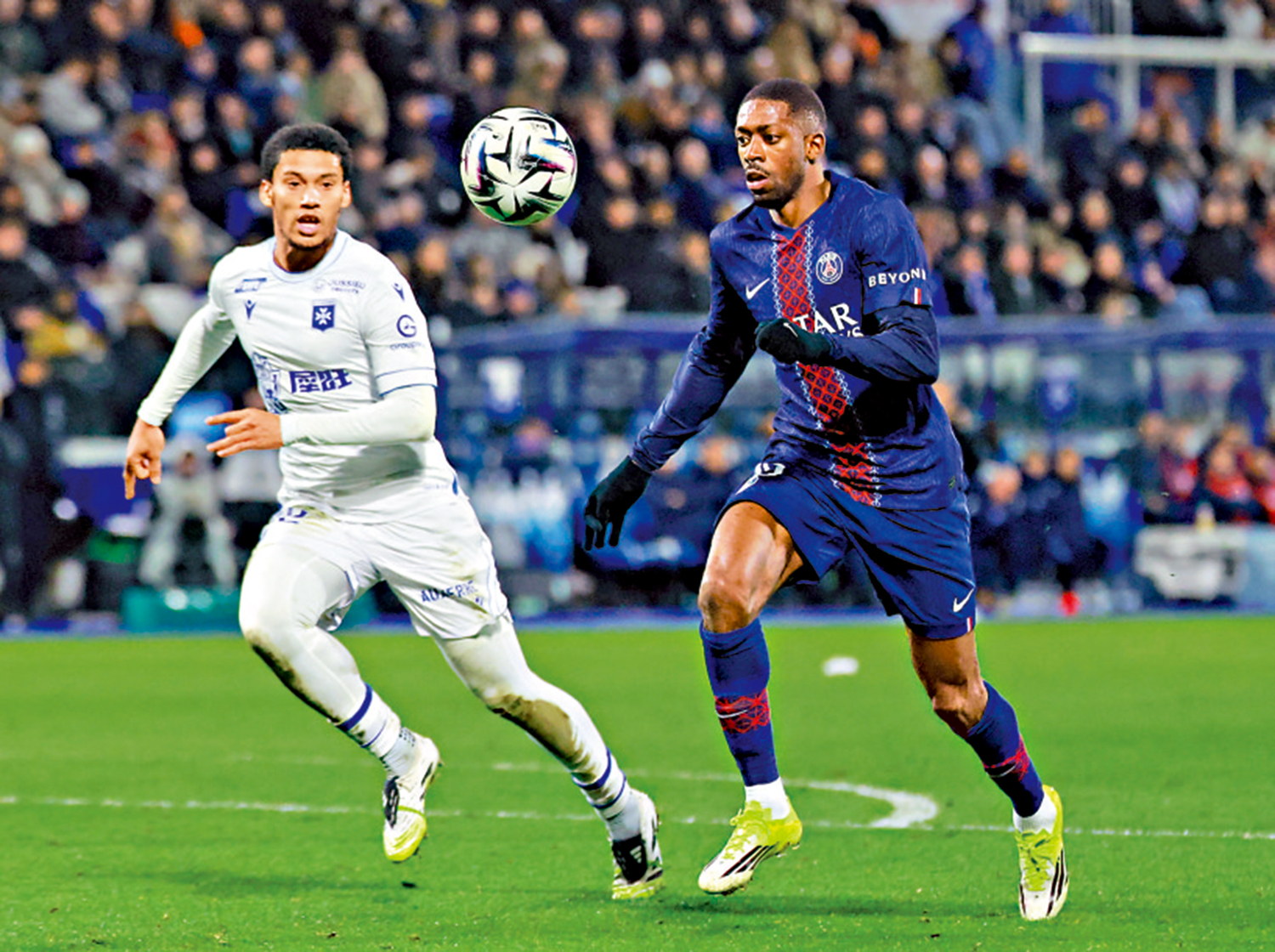 　　圖：聖日耳門前鋒迪比利（右）。