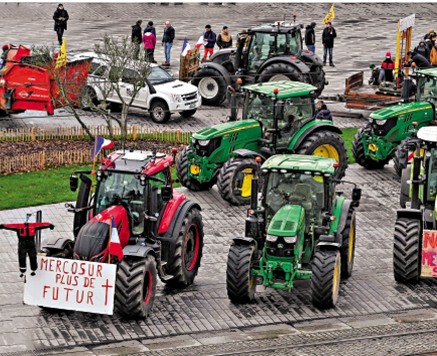 　　圖：歐盟農民在法國南特示威，抗議與「南共市」達自貿協議。\法新社