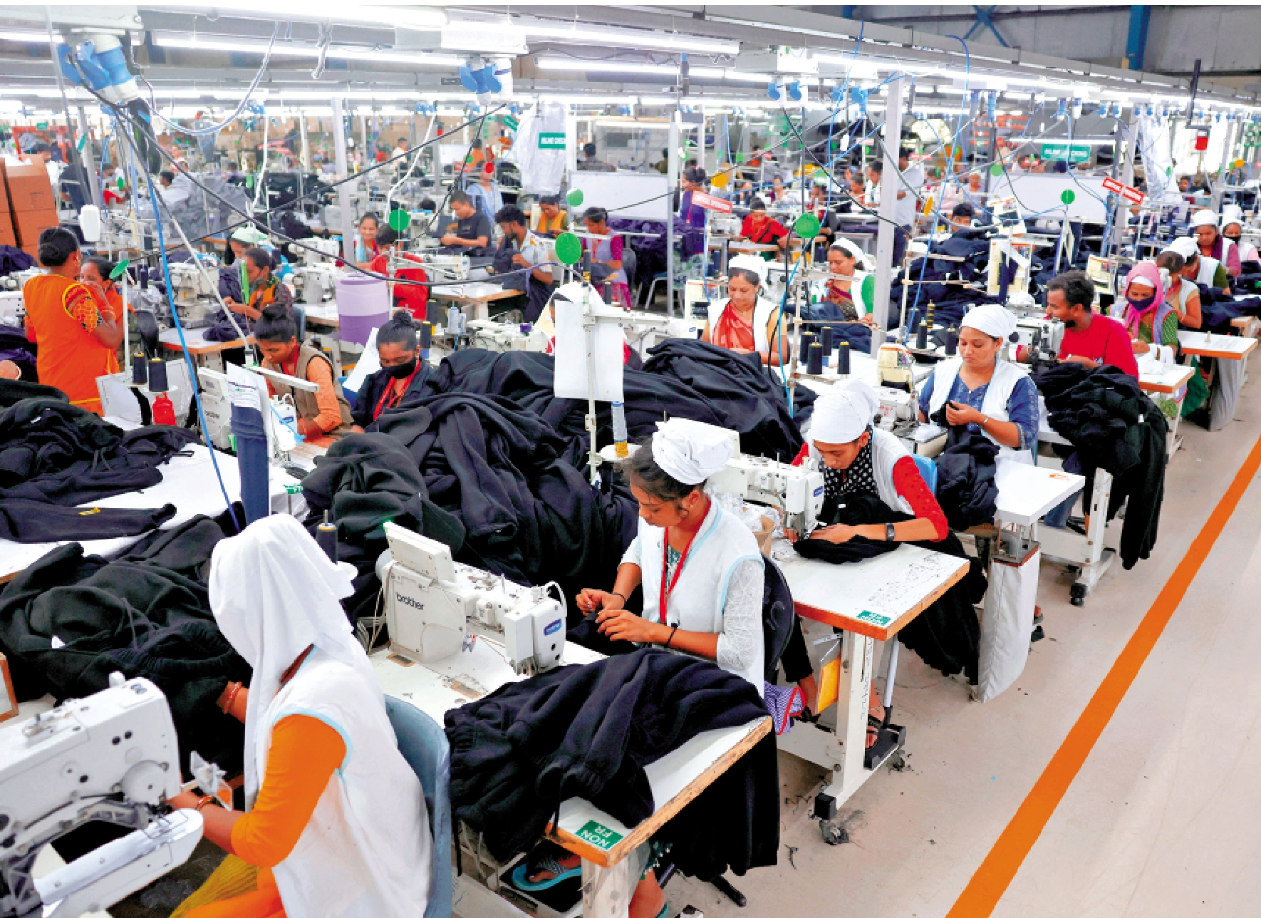 　　圖：工人在印度一間服裝廠縫製連帽衫。\路透社